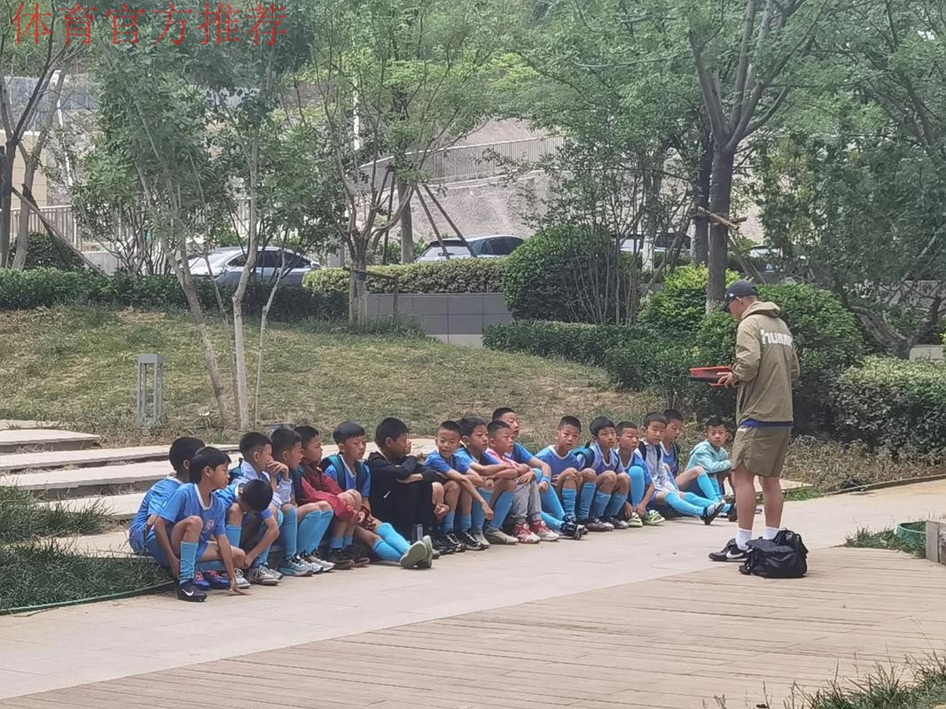 第三届亚足联青少年会议暨颁奖典礼在吉隆坡举行，山东鲁能泰山足球学校获得年度青训学院奖，徐根宝获年度青训教练特别贡献奖